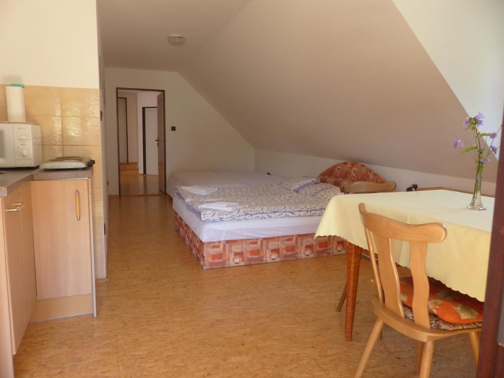 Hotel Bizoni Dvur Retenice Exterior foto